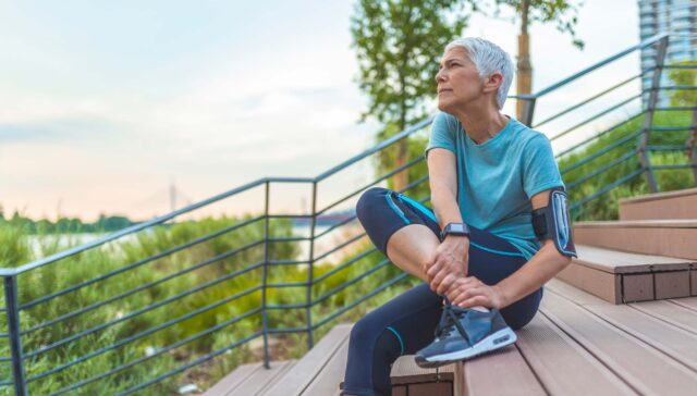 Ältere Dame beim Sport mit Arthrose