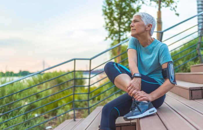 Ältere Dame beim Sport mit Arthrose