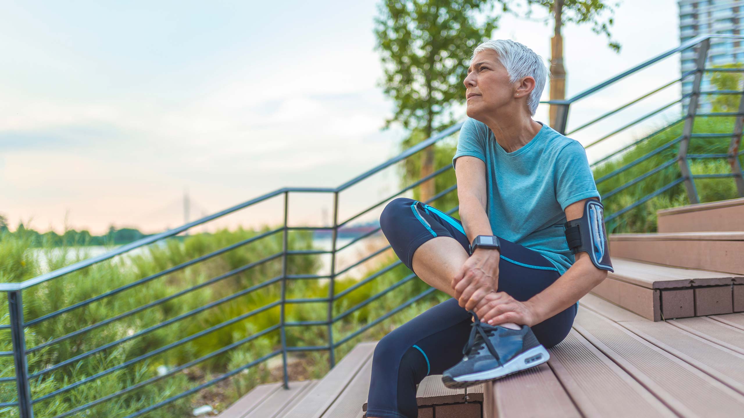 Ältere Dame beim Sport mit Arthrose