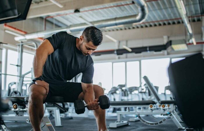 Man trainiert im Fitnessstudio