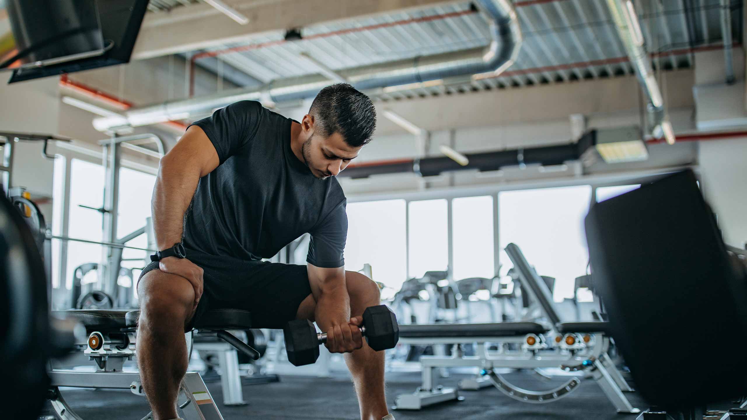 Man trainiert im Fitnessstudio