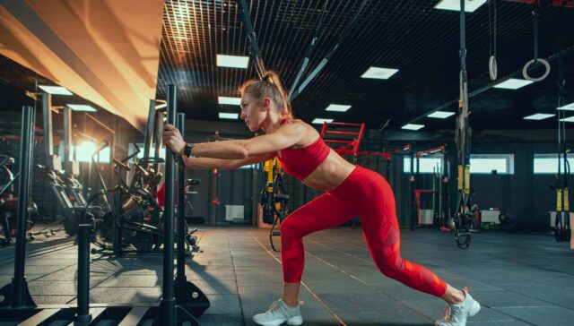 Frau trainiert mit optimalen Trainingsvolumen