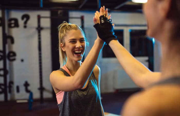 2 Frauen die motiviert Einklatschen