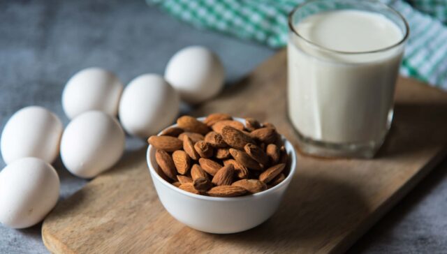 Schaale mit Nüssen und Milch