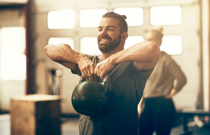 Man Trainiert mit Hantel im Freien Training