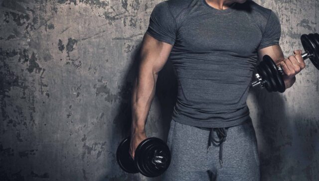 Man Traniert mit Hantel im balance Flensburg