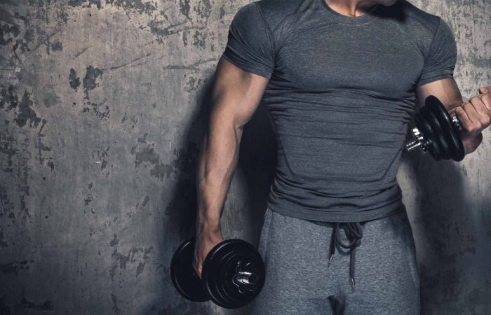 Man Traniert mit Hantel im balance Flensburg