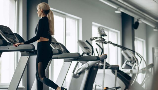 Frau auf dem Laufband zum Cool Down
