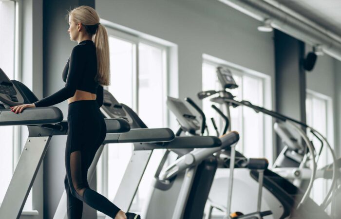 Frau auf dem Laufband zum Cool Down
