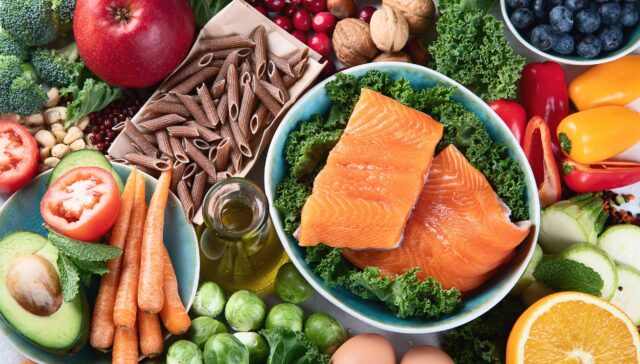 Viele Gesunde Lebensmittel wie Möhren, Lachs, und vieles mehr