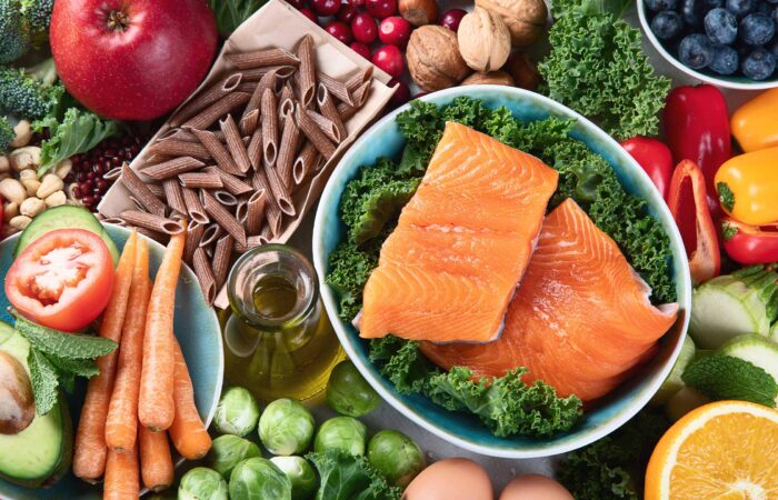 Viele Gesunde Lebensmittel wie Möhren, Lachs, und vieles mehr