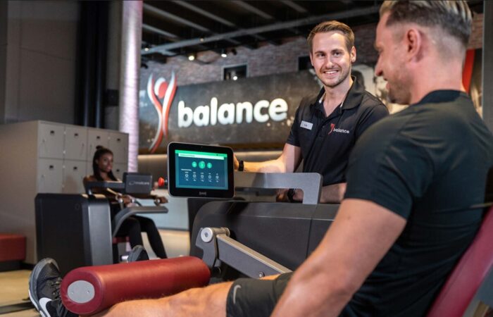 Training an einem Milon Gerät mit Erik im balance Westliche Höhe