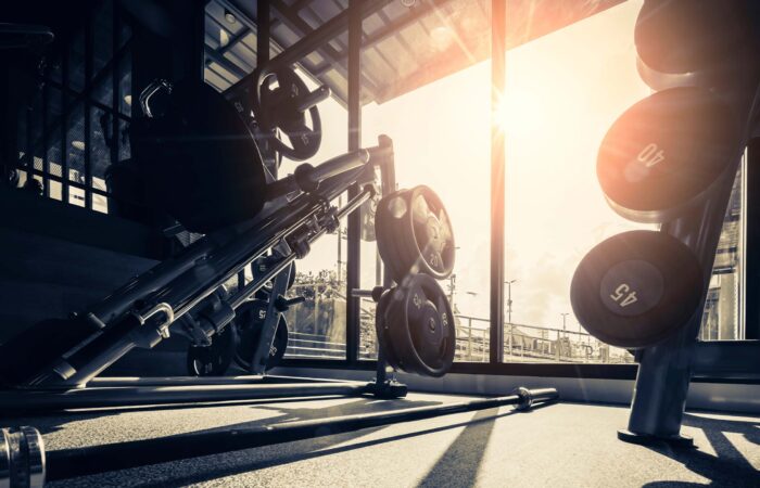 Gewichte im Fitnesstudio. Durch das Fenster strahlt die Sonne